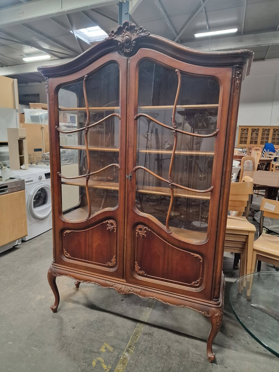 Verzierte Vintage-Vitrine aus dem aktuellen Sortiment