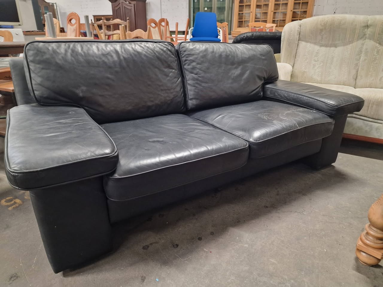 Schwarzes Ledersofa im aktuellen Sortiment des Recyclingkaufhauses