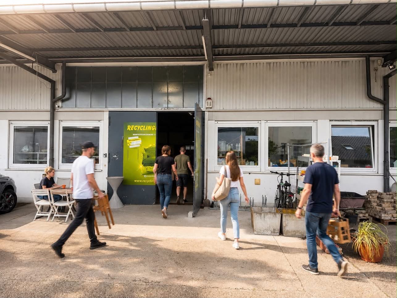 Besucherinnen und Besucher vor dem Recyclingkaufhaus Neu-Edingen